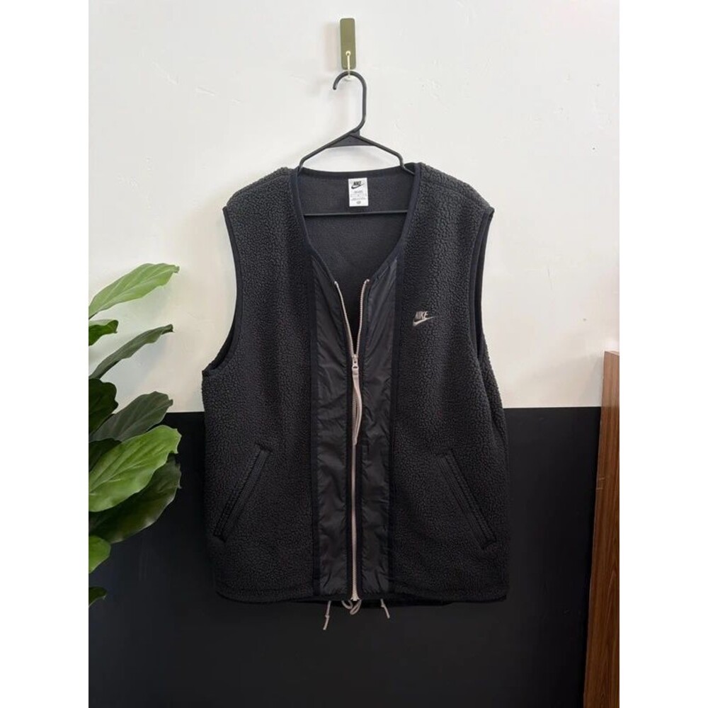 Nike Sportswear Size Large Fleece Vest